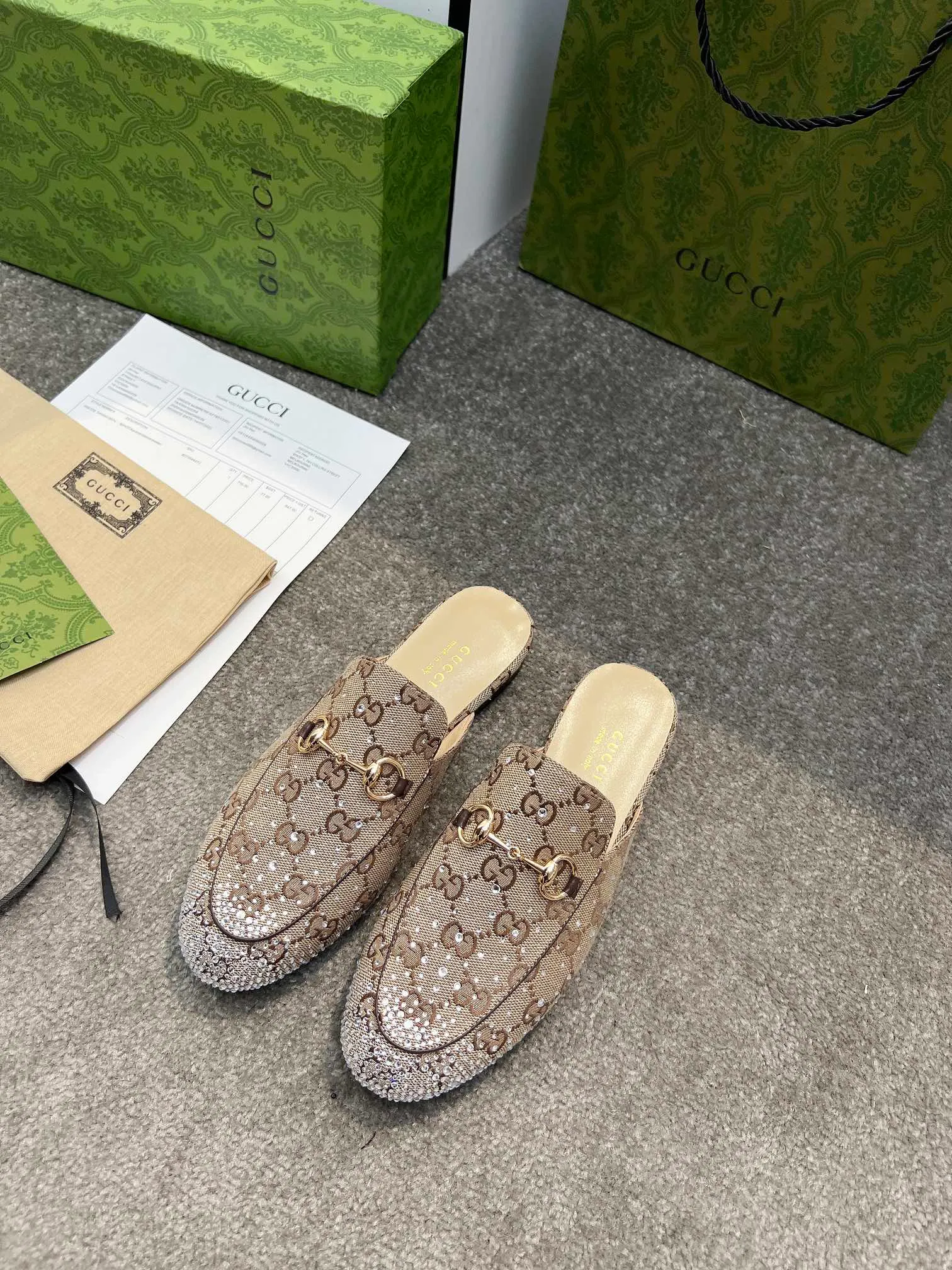 👟👟Ex-factory price 380👟👟 Genuine leather sole +50 Original quality guccisummer's latest limited edition slippers, top quality, purchased genuine development original special hot diamond process classic double G presbyopic inner sheepskin with Italian original board material and craftsmanship are the same as the original! Code number: 35-42,